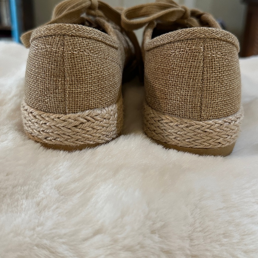 Tommy Bahama Tan With A Little Sparkle Sneaker. Size 7 - Picture 4 of 7